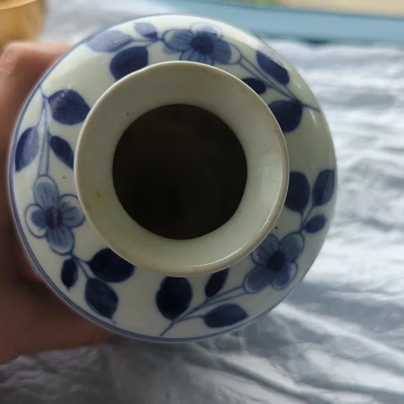 Vintage blue and white Chinese vase - Picture 2 of 3